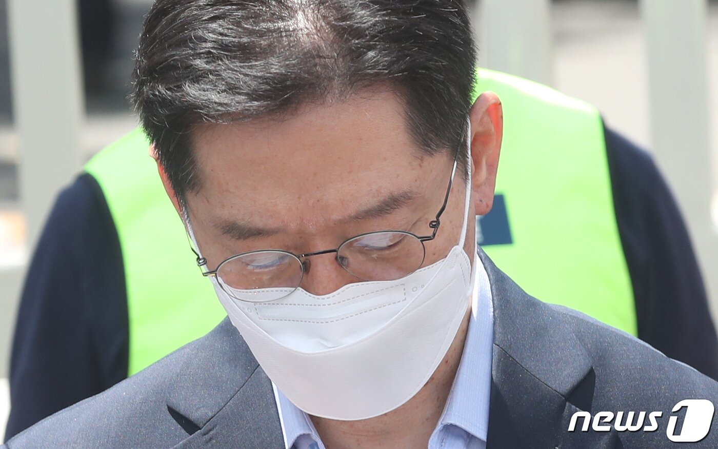 본문 이미지 - 드루킹 댓글 여론조작 사건으로 대법원에서 징역 2년이 확정된 김경수 전 경남도지사 26일 오전 경남 창원시 마산구 창원교도소 앞에서 재수감 입장을 밝히고 있다. 2021.7.26/뉴스1 ⓒ News1 여주연 기자