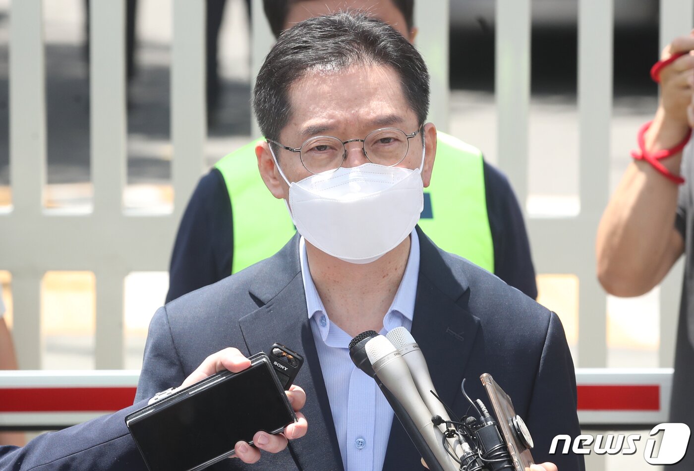 본문 이미지 - 드루킹 댓글 여론조작 사건으로 대법원에서 징역 2년이 확정된 김경수 전 경남도지사 26일 오전 경남 창원시 마산구 창원교도소 앞에서 재수감 입장을 밝히고 있다. 2021.7.26/뉴스1 ⓒ News1 여주연 기자
