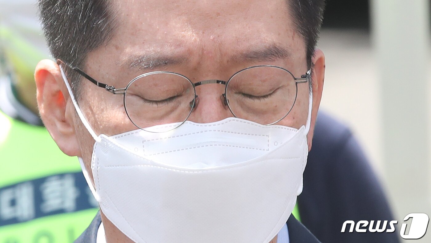 본문 이미지 - 드루킹 댓글 여론조작 사건으로 대법원에서 징역 2년이 확정된 김경수 전 경남도지사 26일 오전 경남 창원시 마산구 창원교도소 앞에서 재수감 입장을 밝히고 있다. 2021.7.26/뉴스1 ⓒ News1 여주연 기자