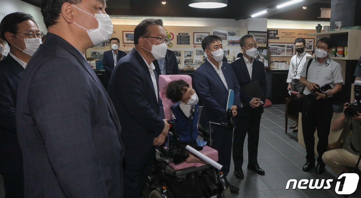 본문 이미지 - 김부겸 국무총리가 26일 오후 서울 은평구에 위치한 장애인지원주택 엔젤스헤이븐에서 열린 간담회에서 지원주거센터에 대한 설명을 듣고 있다. 2021.7.26/뉴스1 ⓒ News1 박정호 기자
