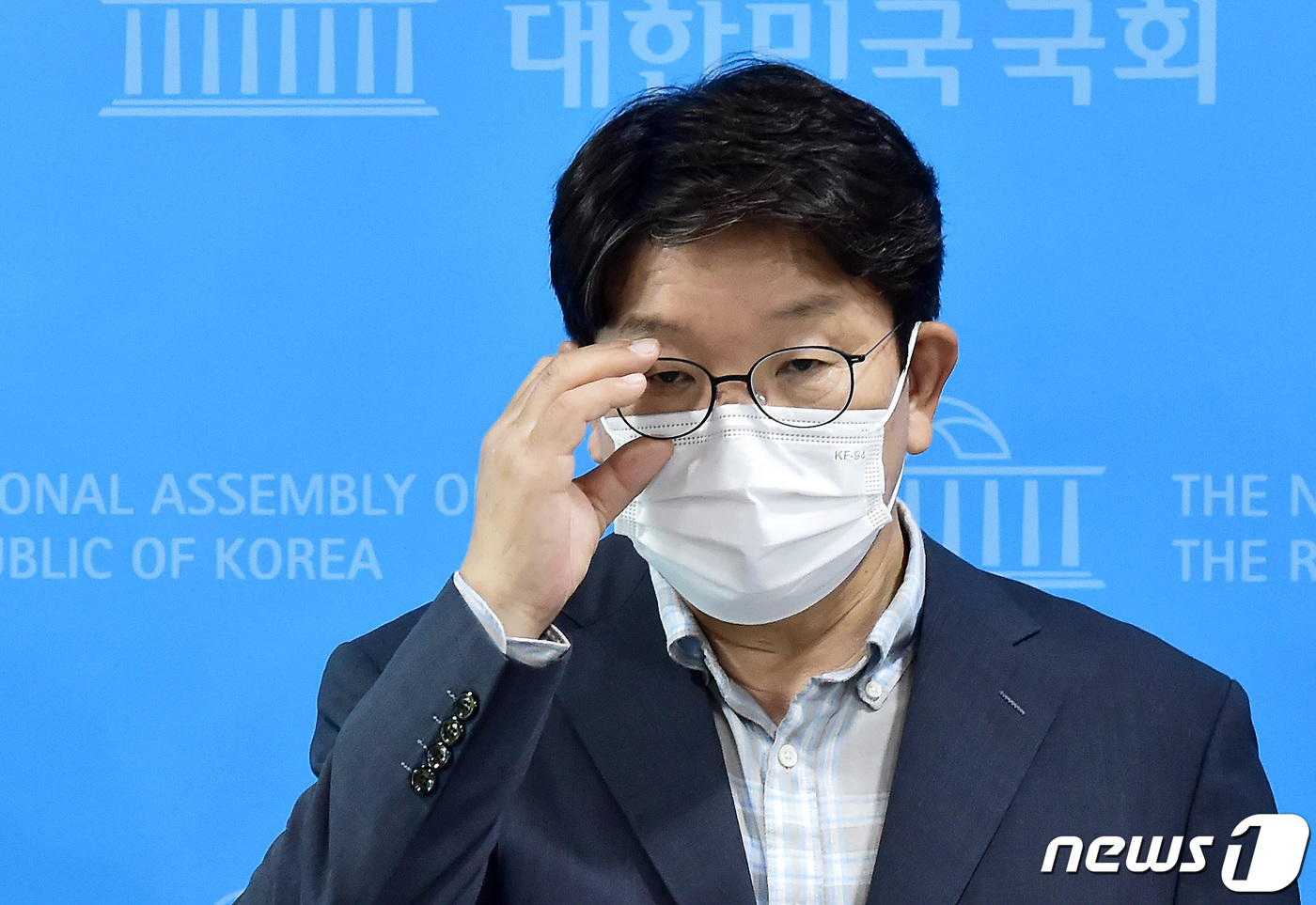 (서울=뉴스1) 이동해 기자 = 권성동 의원(강원 강릉시)을 포함한 국민의힘 의원들이 26일 서울 여의도 국회 소통관에서 당외 대선후보 입당 촉구 기자회견 후 취재진 질문을 받으며 …