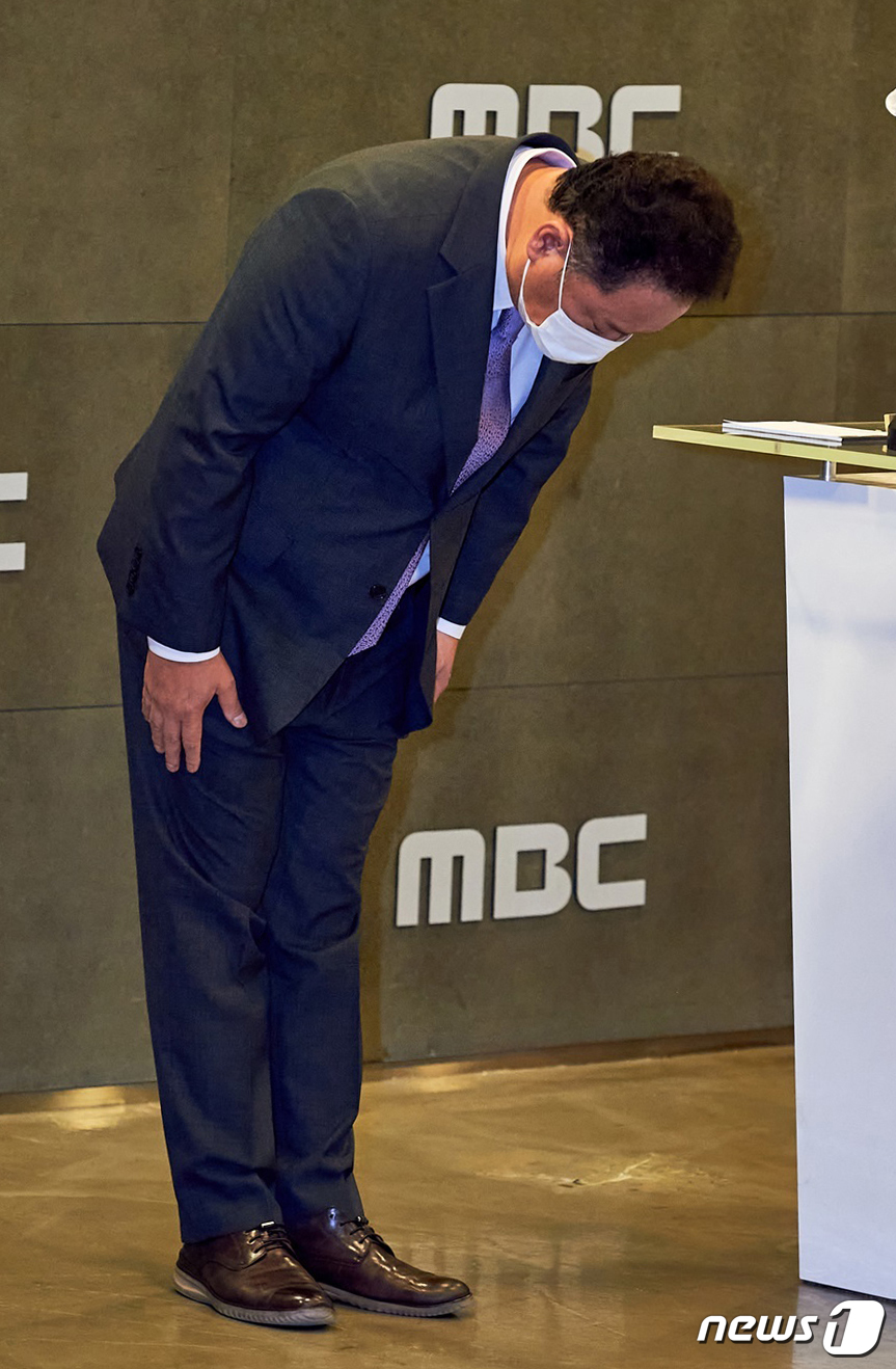 (서울=뉴스1) = 박성제 MBC 사장이 26일 오후 서울 마포구 MBC에서 기자회견을 갖고 2020 도쿄올림픽 중계 과정에서 불거진 각종 논란에 대해 대국민 사과를 하고 있다. …