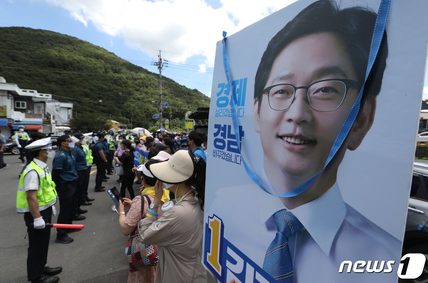 본문 이미지 - 김경수 전 경남도지사 지지자들이 26일 오전 경남 창원시 마산구 창원교도소 앞에서 김 전 지사를 응원하고 있다. 2021.7.26/뉴스1 ⓒ News1 여주연 기자