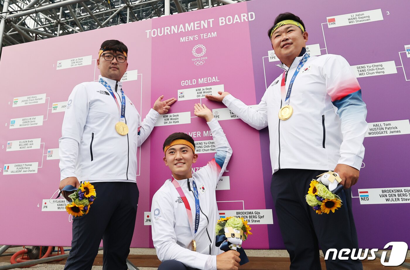 본문 이미지 - 양궁 오진혁, 김우진, 김제덕이 지난달 26일 일본 도쿄 유메노시마 공원 양궁장에서 열린 2020 도쿄올림픽 양궁 남자단체전 시상식을 마친 후 금메달을 목에 걸고 포즈를 취하고 있다. /뉴스1 ⓒ News1 송원영 기자