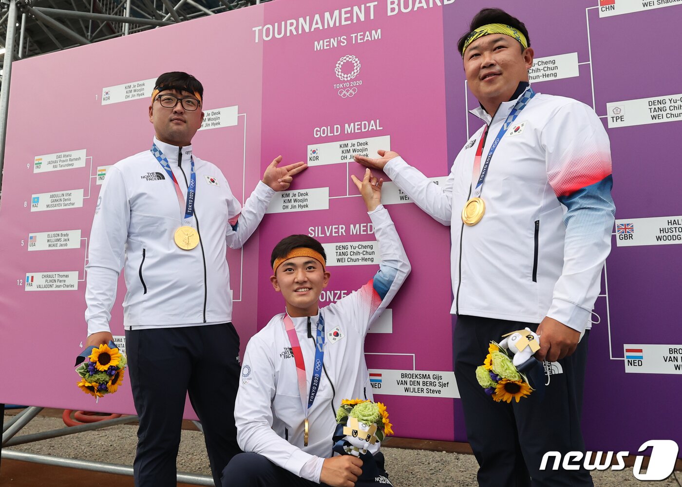 본문 이미지 - 2020 도쿄 올림픽 양궁 남자 단체전에서 금메달을 합작한 오진혁, 김제덕, 김우진(오른쪽부터) 뉴스1 ⓒ News1 송원영 기자