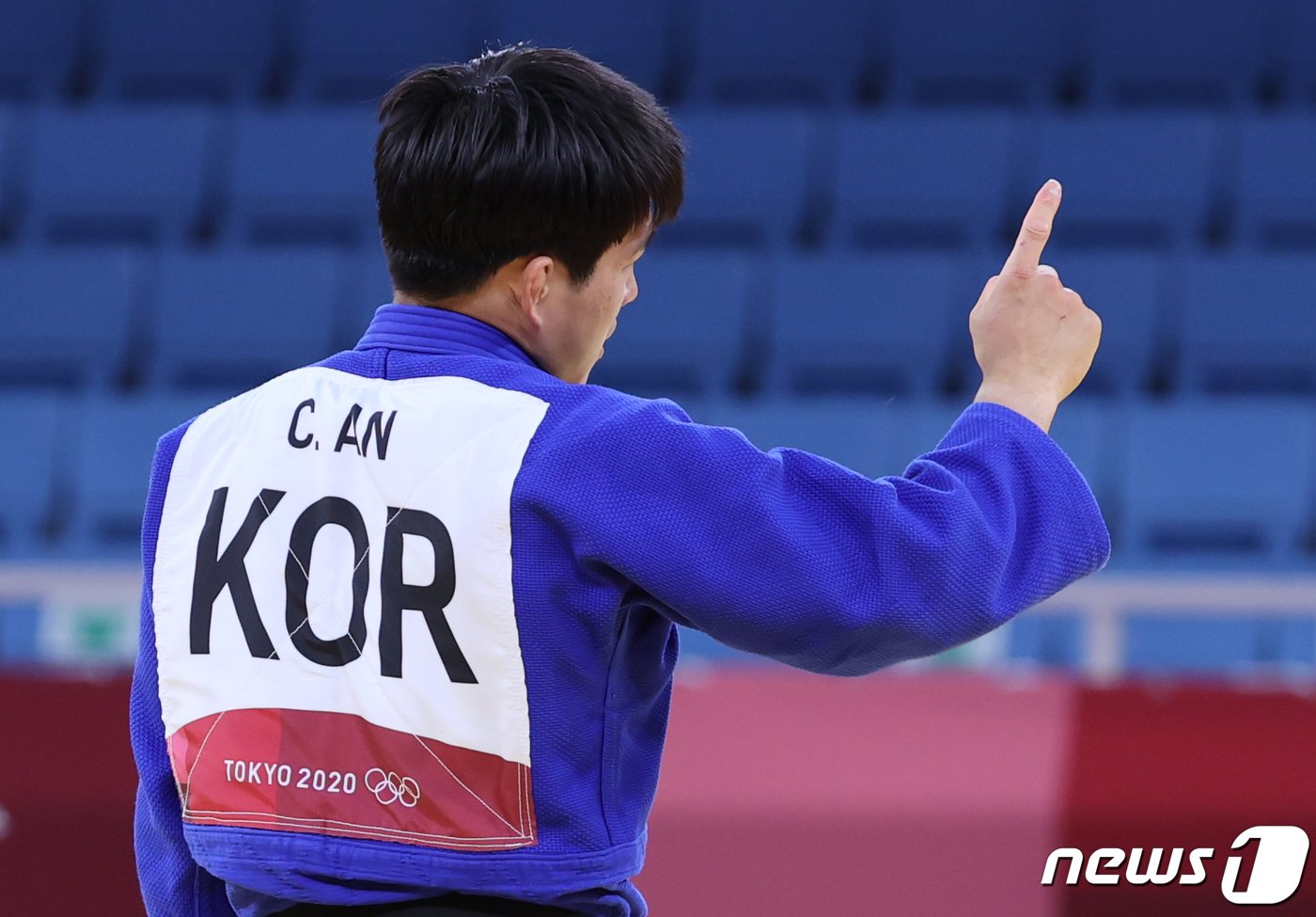 본문 이미지 - 대한민국 유도 안창림이 26일 오후 일본 도쿄 지요다구 무도관에서 열린 '2020 도쿄올림픽' 73kg 유도 남자 동메달 결정전에서 아제르바이잔 오르조프 상대로 승리한 후 기뻐하고 있다. 2021.7.26/뉴스1 ⓒ News1 이재명 기자