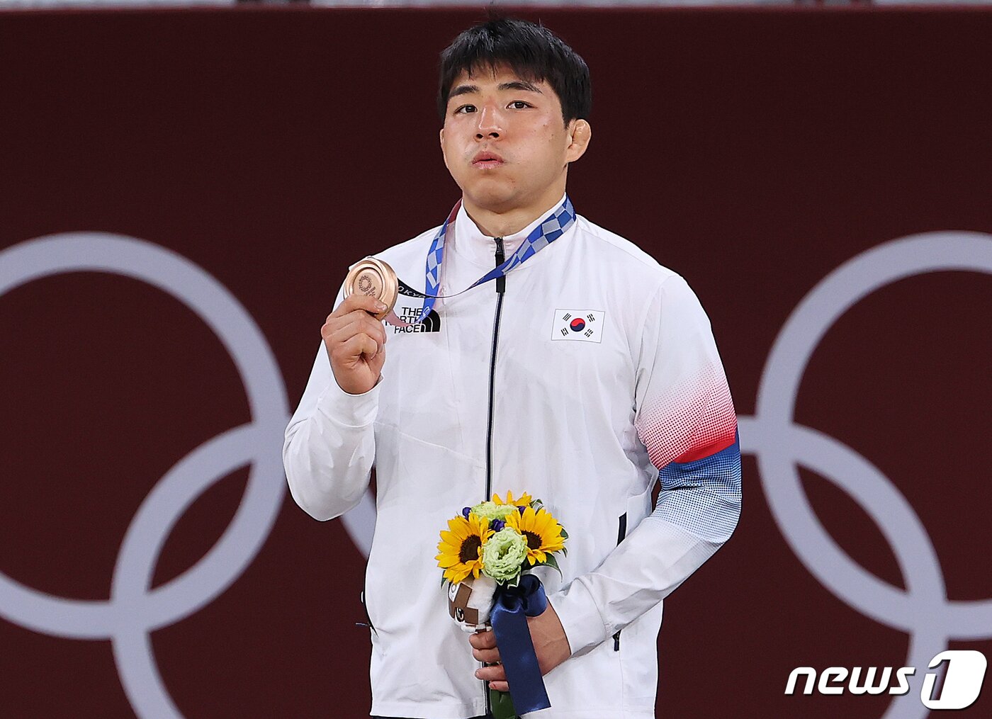 본문 이미지 - 대한민국 유도 안창림이 26일 오후 일본 도쿄 지요다구 무도관에서 열린 '2020 도쿄올림픽' 73kg 유도 남자 시상식에서 동메달을 목에 걸고 있다. 2021.7.26/뉴스1 ⓒ News1 이재명 기자