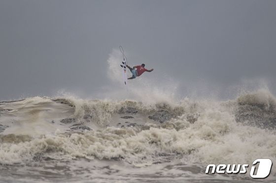 [사진] \'폭풍 속으로\'…태풍으로 파도 거세지는 日 서핑 경기장