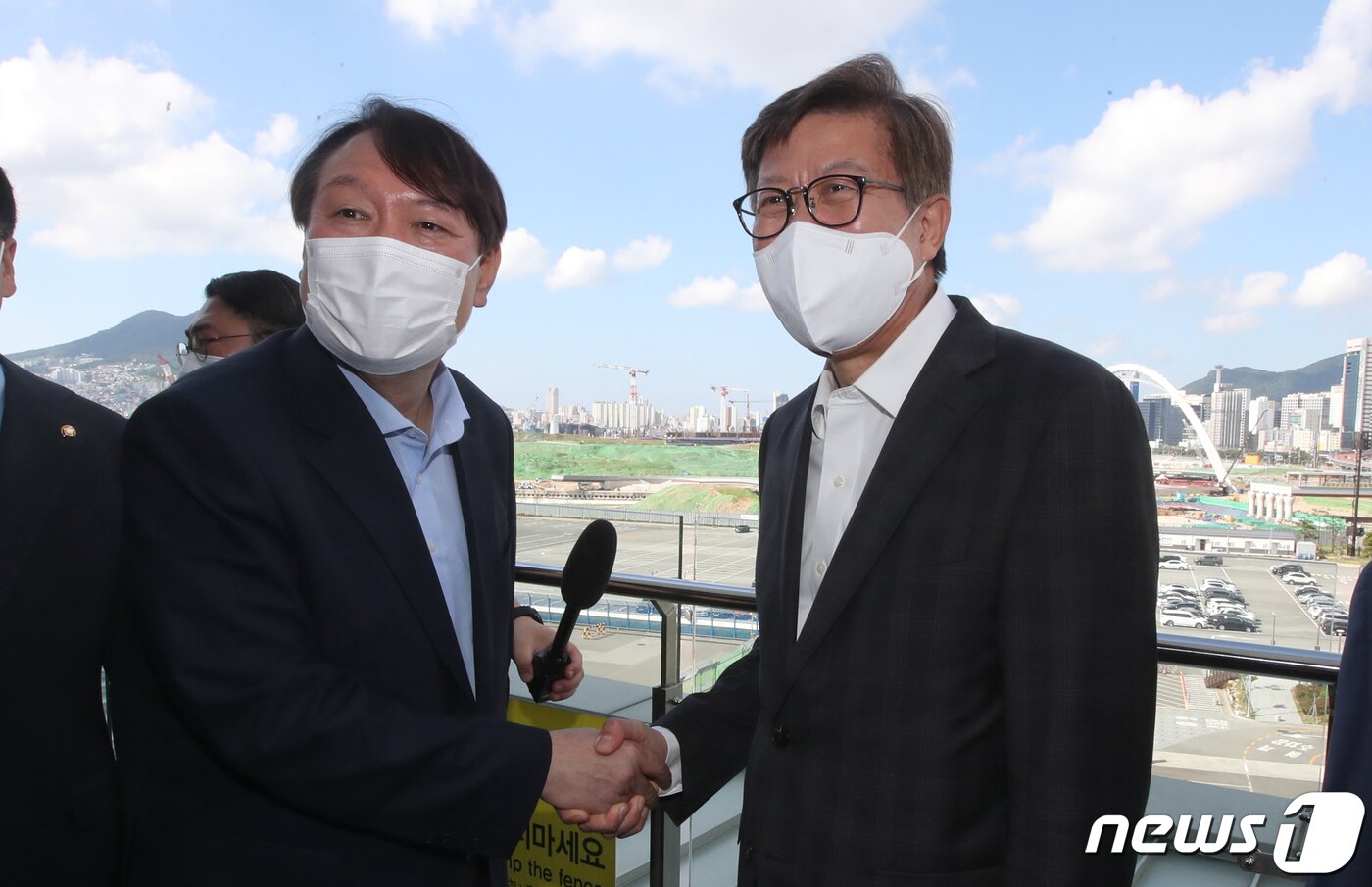 본문 이미지 - 윤석열 전 검찰총장이 27일 오전 부산 동구 초량동 북항재개발현장을 찾아 박형준 부산시장과 인사를 나누고 있다. 2021.7.27/뉴스1 ⓒ News1 부산사진공동취재단