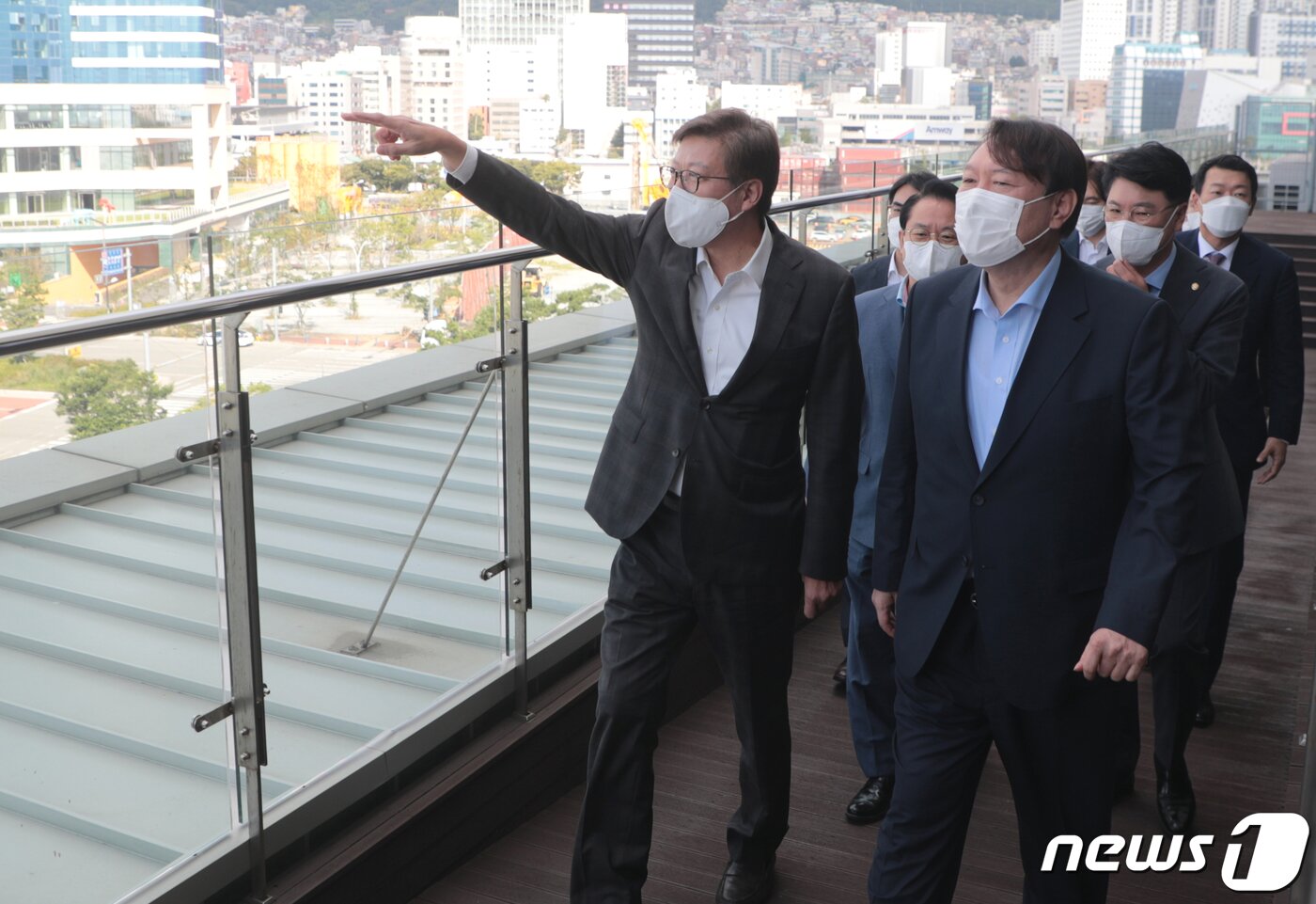 본문 이미지 - 윤석열 전 검찰총장, 박형준 부산시장이 27일 오전 부산 동구 초량동 북항재개발현장을 찾아 현장을 살펴보고 있다. 2021.7.27/뉴스1 ⓒ News1 부산사진공동취재단