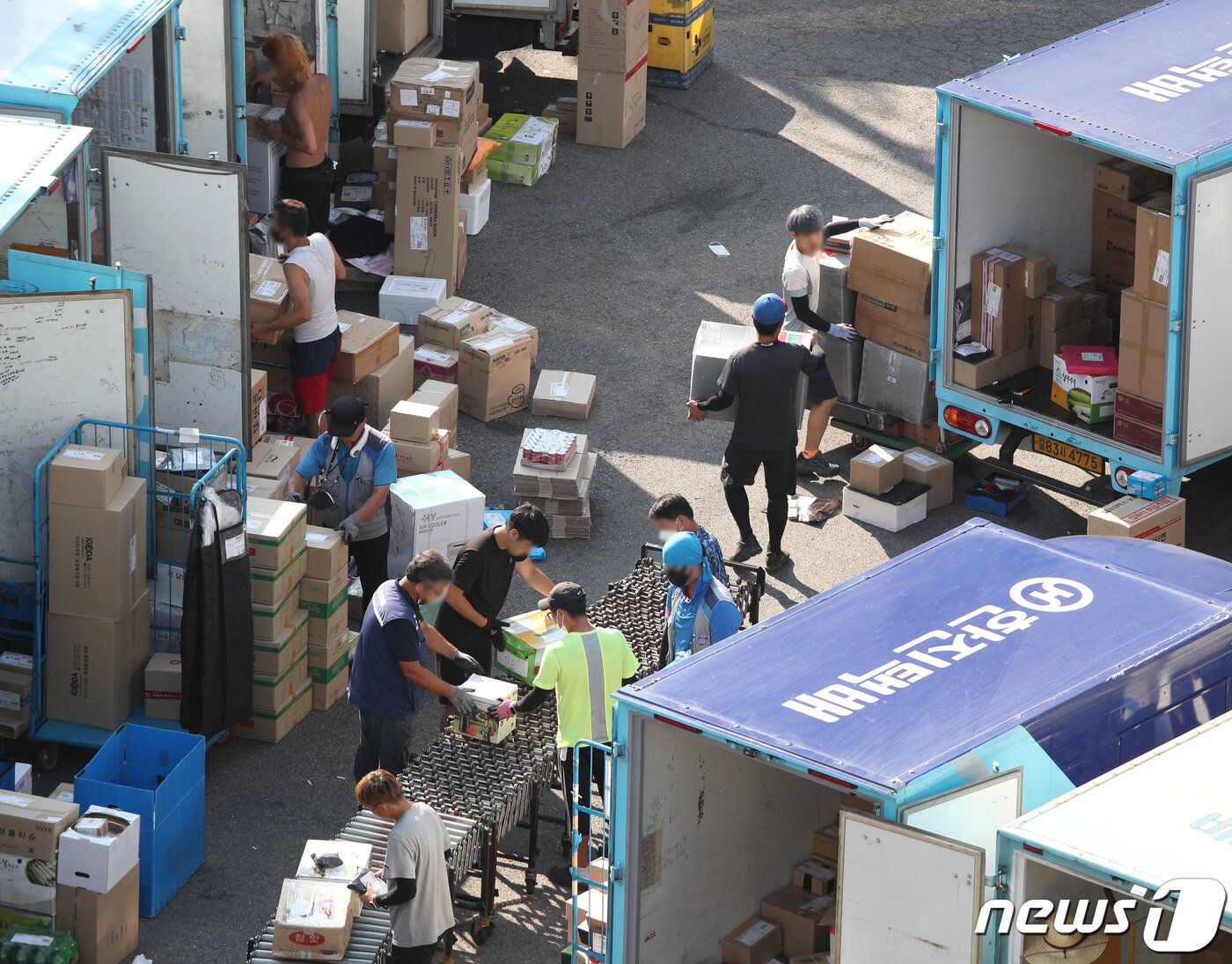 본문 이미지 - 27일 서울의 한 택배물류센터에서 택배노동자들이 배송 준비 작업을 하고 있다. 2021.7.27/뉴스1 ⓒ News1 신웅수 기자
