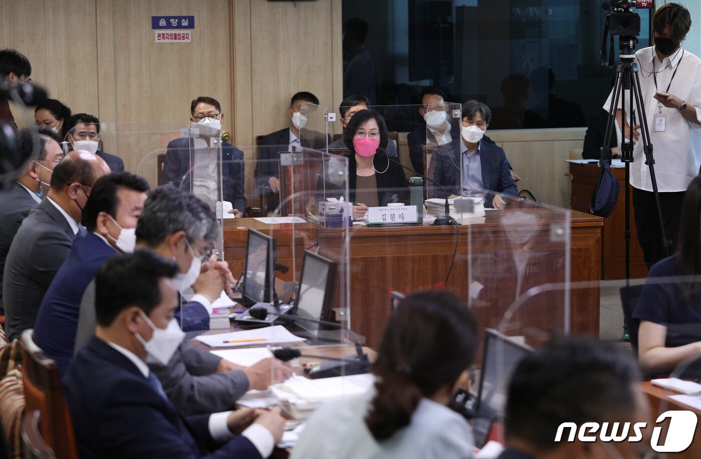 본문 이미지 - 김현아 서울주택도시공사(SH) 사장 후보자가 27일 오전 서울 중구 서울시의회 의원회관에서 열린 인사청문회에서 의원 질의에 답변하고 있다. 2021.7.27/뉴스1 ⓒ News1 신웅수 기자