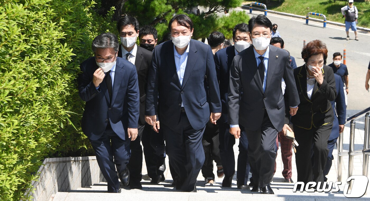 본문 이미지 - 대선 출마를 선언한 윤석열 전 검찰총장이 27일 부산 중구 민주공원을 방문하고 있다. 2021.7.27/뉴스1 ⓒ News1 부산사진공동취재단