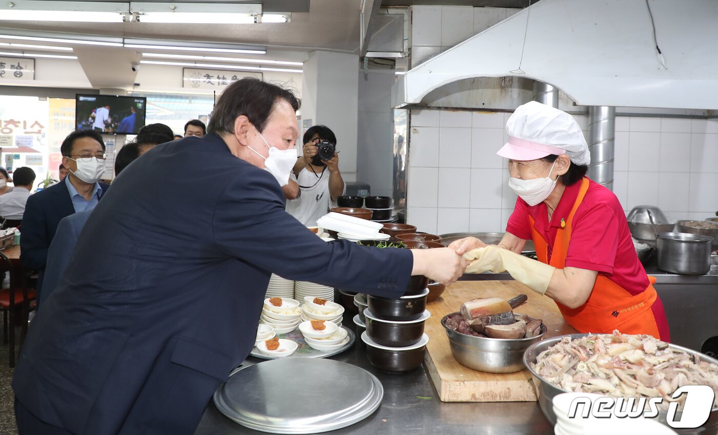 본문 이미지 - 야권 대권주자인 윤석열 전 검찰총장이 27일 부산 서구의 한 식당을 방문, 직원을 격려하고 있다. 2021.7.27/뉴스1 ⓒ News1 부산사진공동취재단