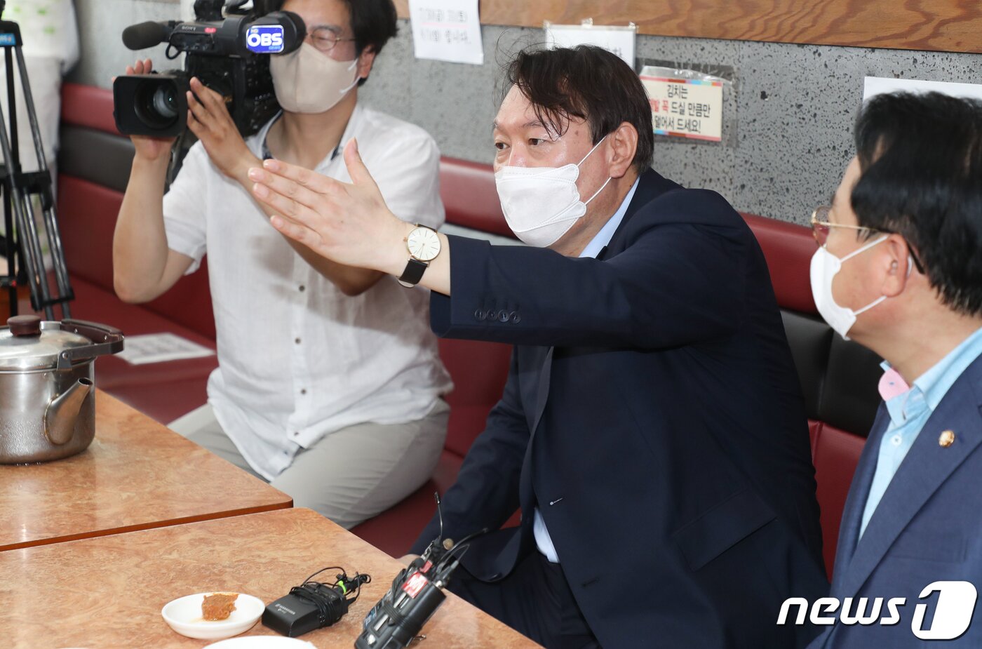 본문 이미지 - 야권 대권주자인 윤석열 전 검찰총장이 27일 부산 서구의 한 식당을 방문, 지역 국회의원들과 식사하기에 앞서 대화하고 있다. 2021.7.27/뉴스1 ⓒ News1 부산사진공동취재단