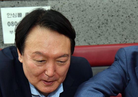 윤건영 "尹, 테이블 돌며 소폭 수십잔…숙취 해소용 용산 사우나"