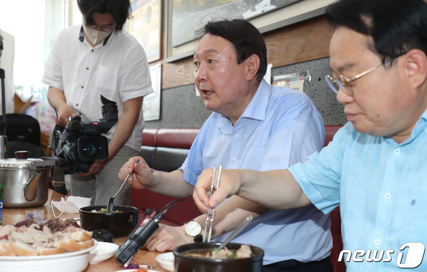 본문 이미지 - 야권 대권주자인 윤석열 전 검찰총장이 27일 부산 서구의 한 식당을 방문, 지역 국회의원들과 함께 식사하고 있다. 2021.7.27/뉴스1 ⓒ News1 사진공동취재단