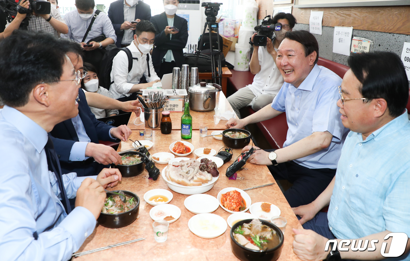 (부산=뉴스1) 부산사진공동취재단 = 야권 대권주자인 윤석열 전 검찰총장이 27일 부산 서구의 한 식당을 방문, 지역 국회의원들과 함께 식사하면서 소주를 마시고 있다. 2021.7 …