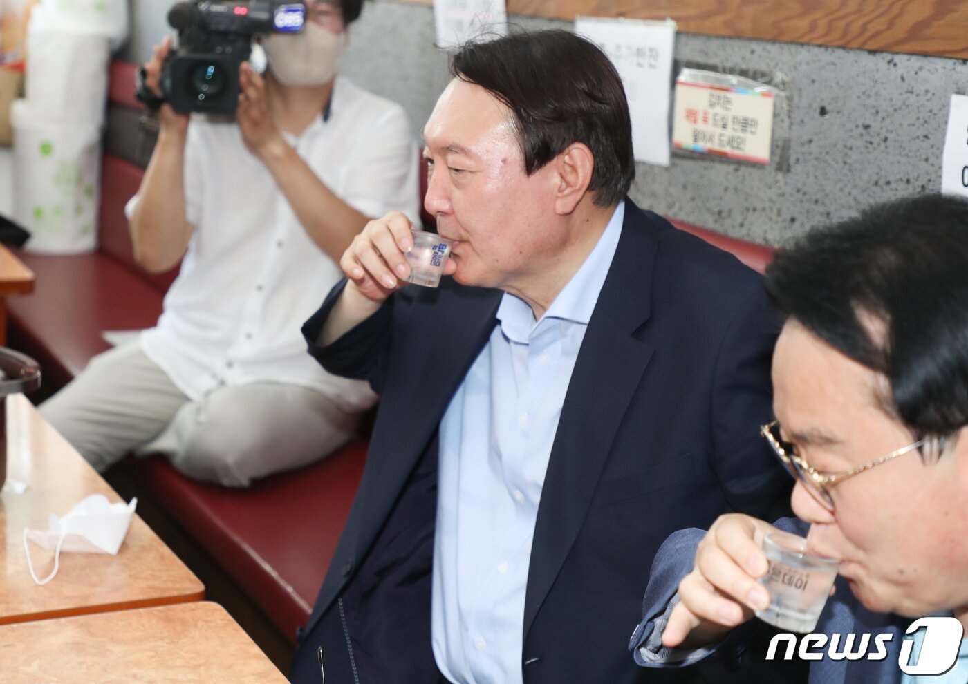 본문 이미지 - 야권 대권주자인 윤석열 전 검찰총장이 27일 부산 서구의 한 식당을 방문, 지역 국회의원들과 함께 식사하면서 소주를 마시고 있다. 2021.7.27/뉴스1 ⓒ News1 부산사진공동취재단