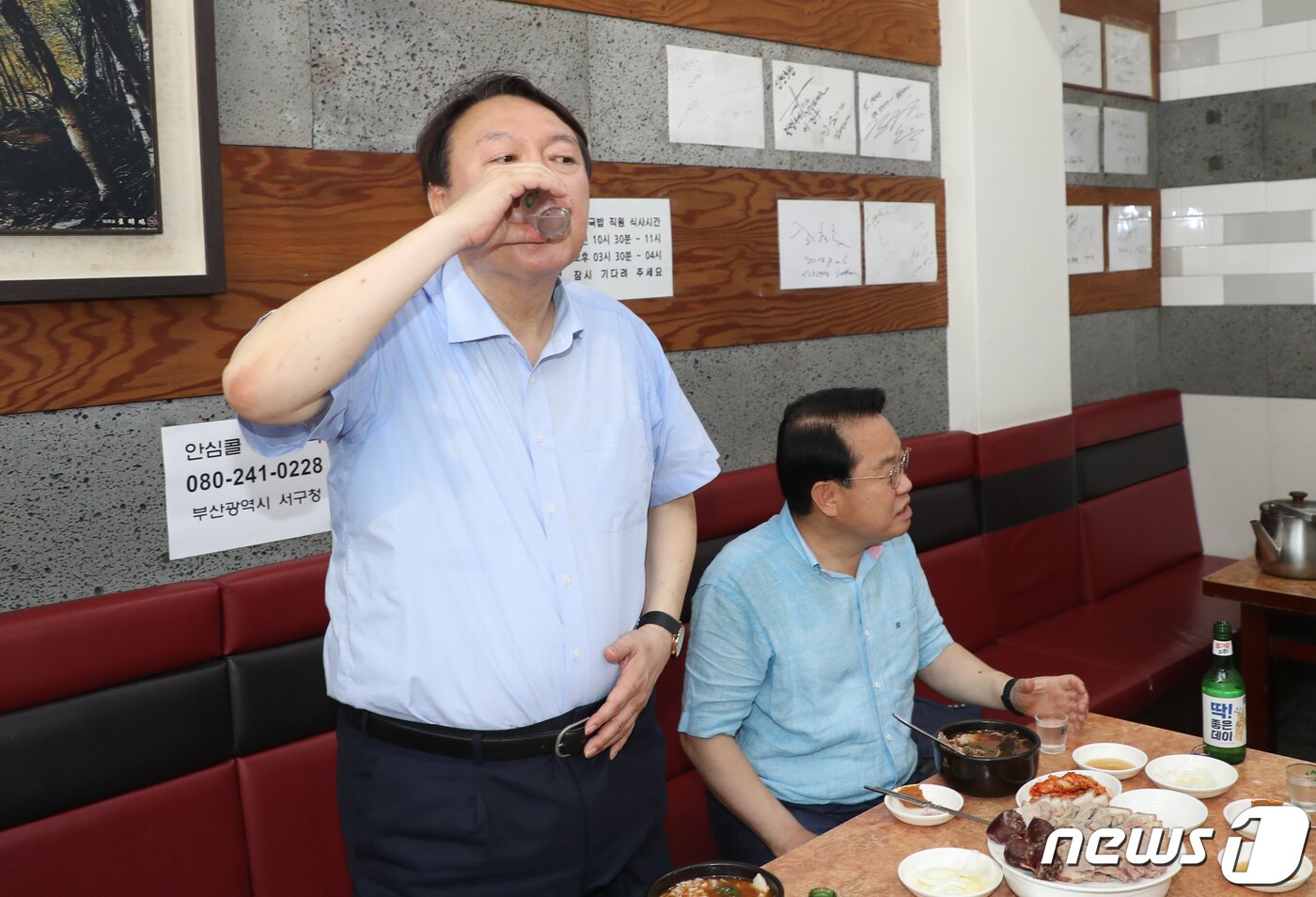 본문 이미지 - 야권 대권주자인 윤석열 전 검찰총장이 27일 부산 서구의 한 식당을 방문, 지역 국회의원들과 함께 식사하면서 소주를 마시고 있다. 2021.7.27/뉴스1 ⓒ News1 부산사진공동취재단