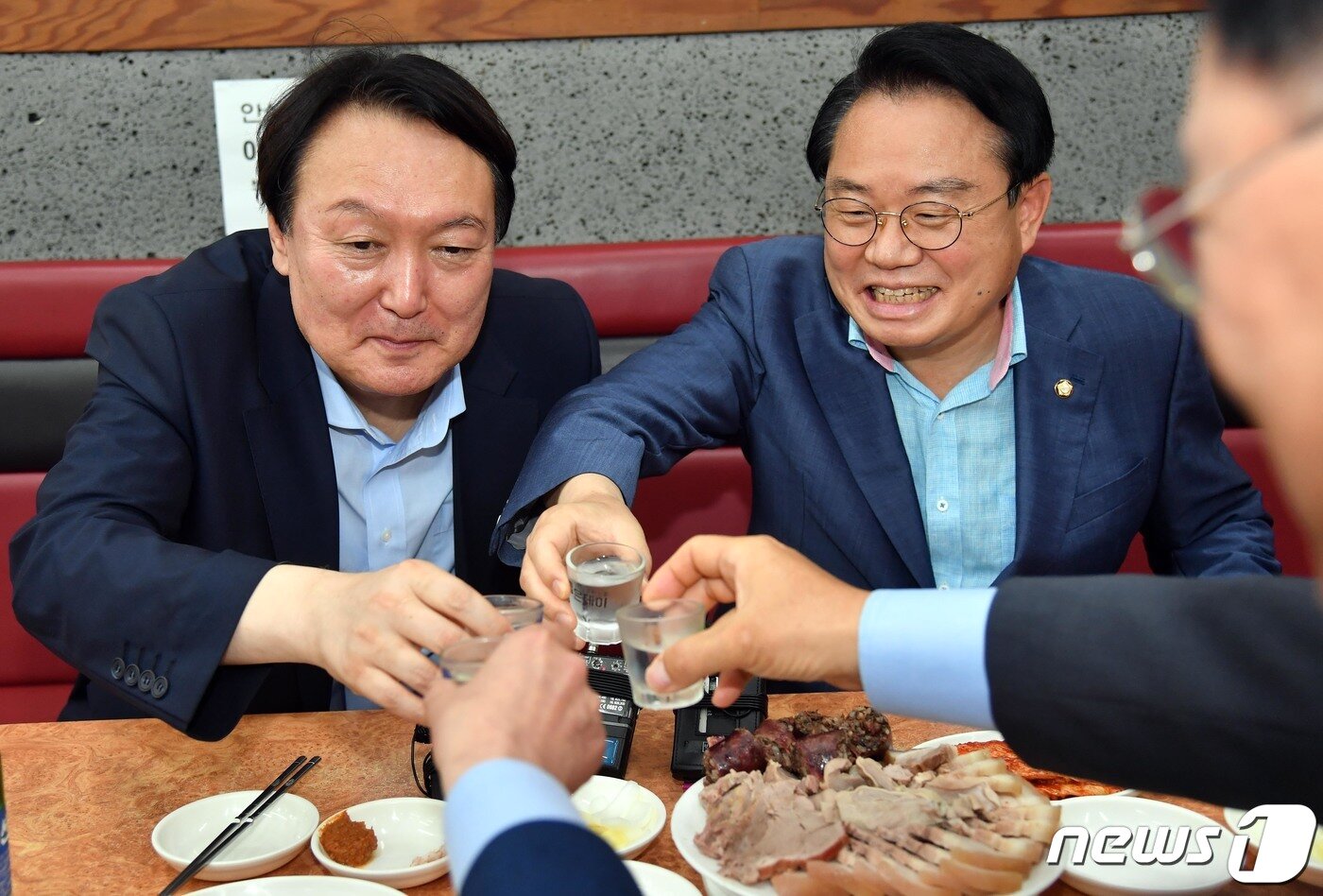 본문 이미지 - 야권 대권주자인 윤석열 전 검찰총장이 27일 부산 서구의 한 식당을 방문, 지역 국회의원들과 함께 식사하면서 건배하고 있다. 2021.7.27/뉴스1 ⓒ News1 부산사진공동취재단