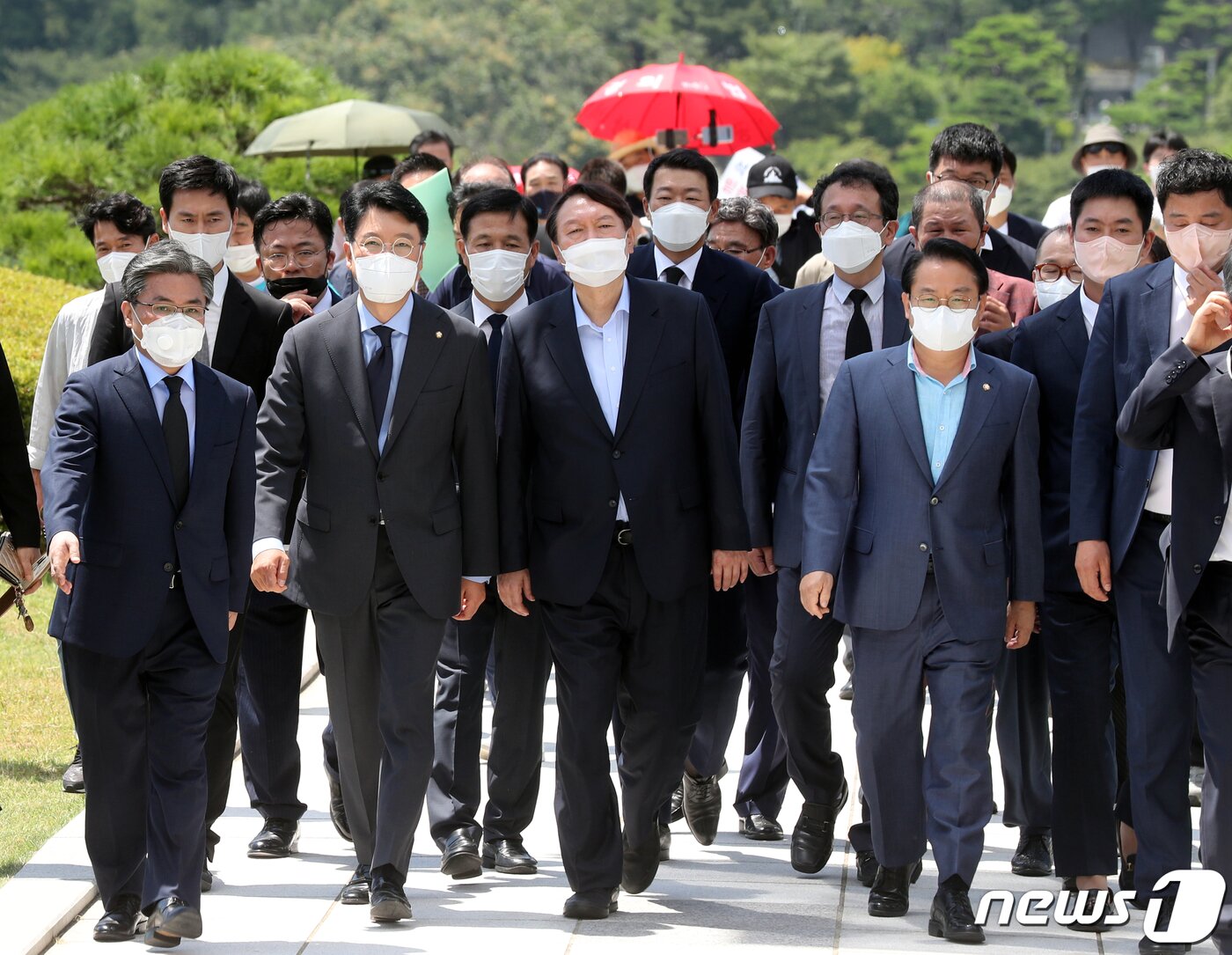 본문 이미지 - 대선 출마를 선언한 윤석열 전 검찰총장이 27일 부산 중구 민주공원을 방문해 참배를 위해 추념의 장으로 향하고 있다. 2021.7.27/뉴스1 ⓒ News1 부산사진공동취재단
