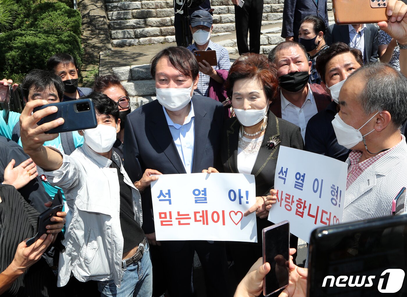 본문 이미지 - 대선 출마를 선언한 윤석열 전 검찰총장이 27일 부산 중구 민주공원 추념의 장을 찾아 참배 후 지지자와 기념사진을 찍고 있다. 2021.7.27/뉴스1 ⓒ News1 부산사진공동취재단