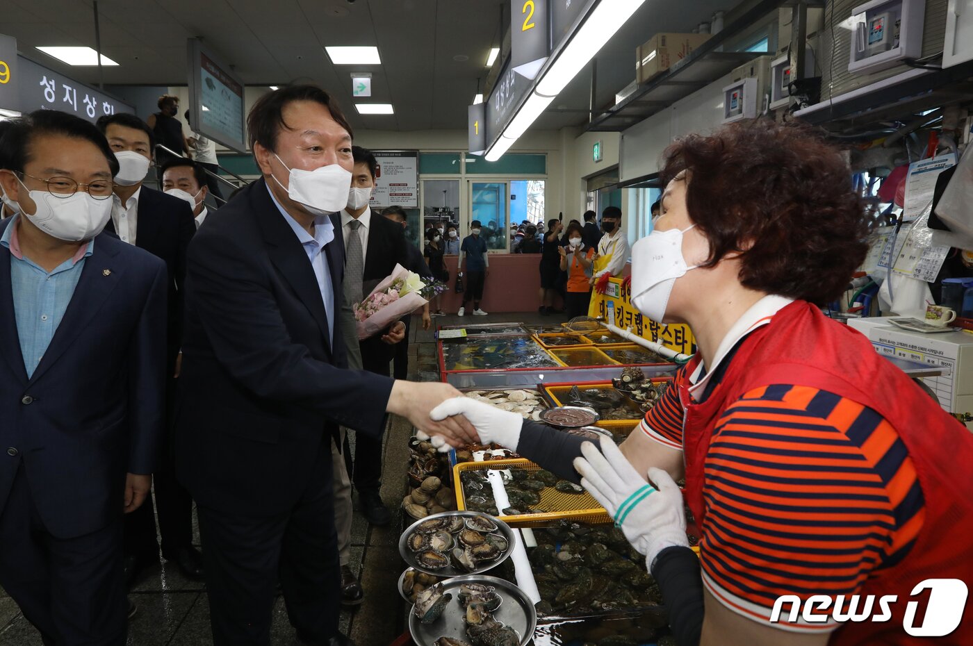 본문 이미지 - 윤석열 전 검찰총장이 27일 오후 부산 중구 자갈치시장을 찾아 상인들과 인사를 나누고 있다. 2021.7.27/뉴스1 ⓒ News1 여주연 기자