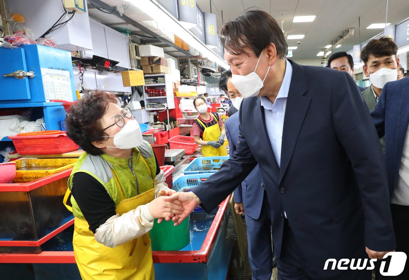본문 이미지 - 윤석열 전 검찰총장이 27일 오후 부산 중구 자갈치시장을 찾아 상인과 인사를 나누고 있다. 2021.7.27/뉴스1 ⓒ News1 부산사진공동취재단