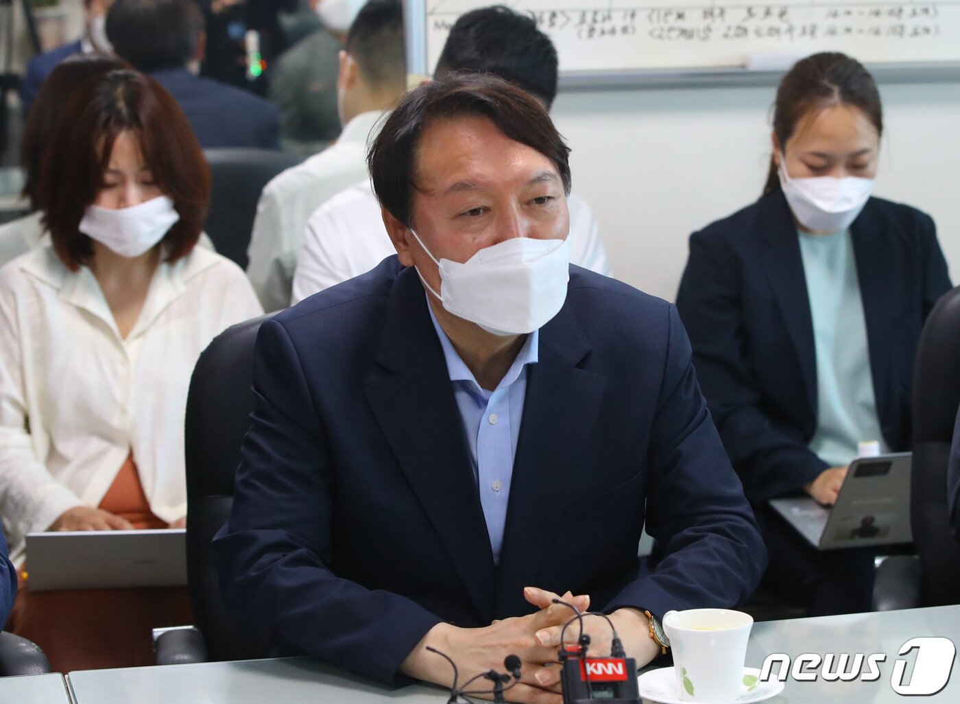본문 이미지 - 윤석열 전 검찰총장이 27일 오후 부산 중구 남포동 자갈치시장을 찾아 상인들과 간담회를 갖고 있다. 2021.7.27/뉴스1 ⓒ News1 부산사진공동취재단