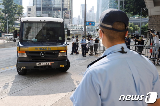 [사진] \'홍콩보안법 위반 첫 기소\'…법원으로 들어서는 호송 차량