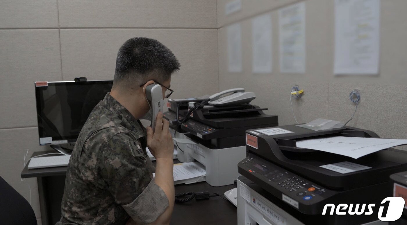 본문 이미지 - 남북군사당국 간 통신선이 복구된 27일 군 관계자가 서해지구 군 통신선 시험 통신을 하고 있다. (국방부 제공) 2021.7.27/뉴스1