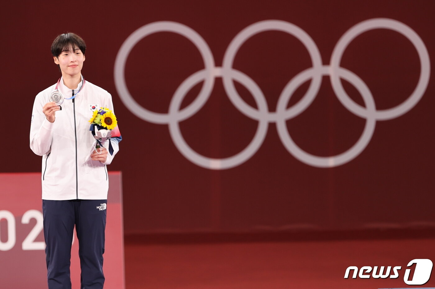 본문 이미지 - 태권도 이다빈이 27일 오후 일본 지바현 마쿠하리 메세 A홀에서 열린 '2020 도쿄올림픽' 67kg급 여자 태권도 시상식에서 은메달을 걸고 있다.. 2021.7.27/뉴스1 ⓒ News1 이재명 기자
