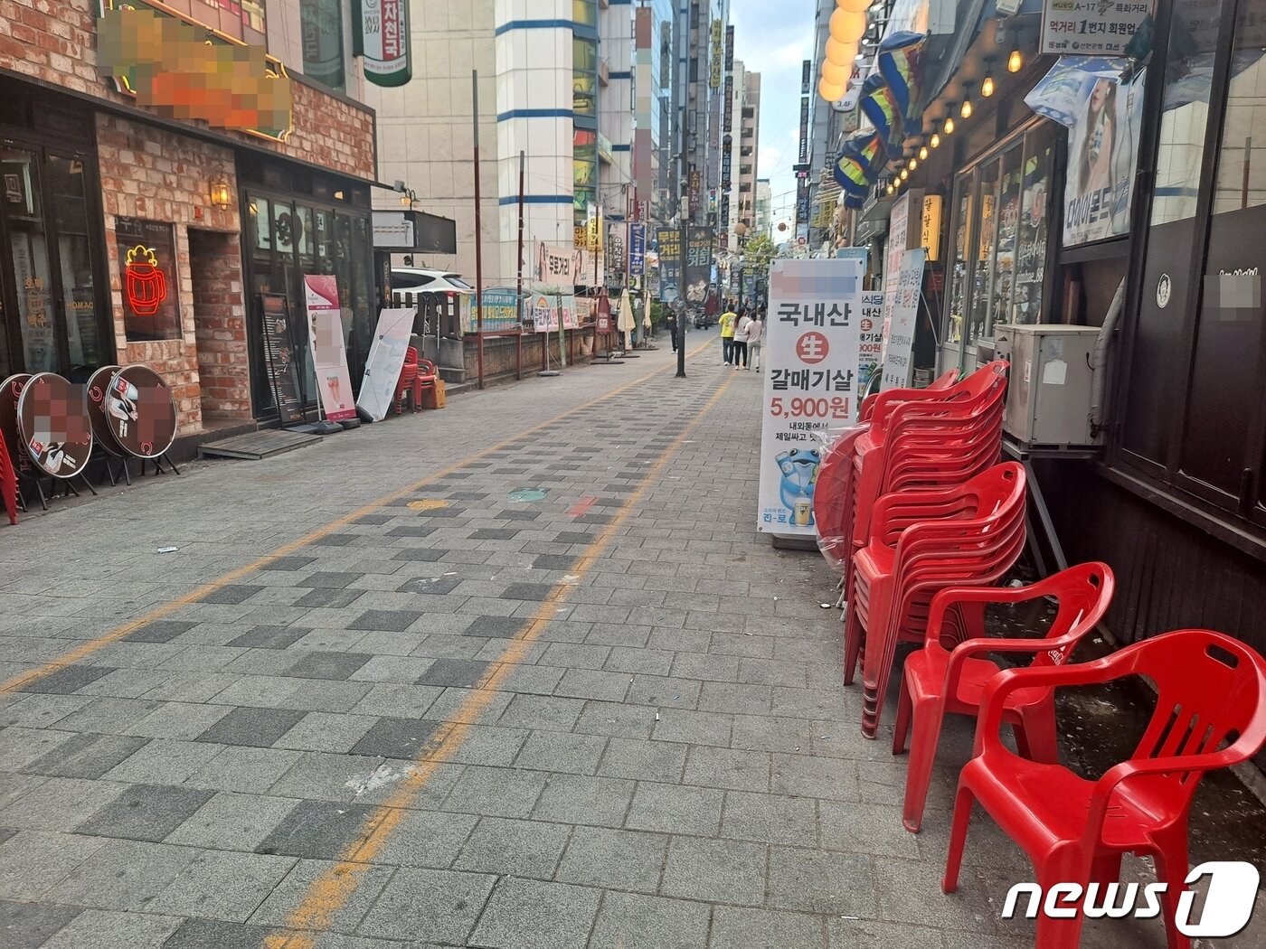 본문 이미지 - 지난 27일 경남에서 처음으로 김해시가 거리두기 4단계가 시행됐다. 사진은 이날 오후 6시 한적한 김해 외동 먹자골목. ⓒ 뉴스1 김명규 기자ⓒ