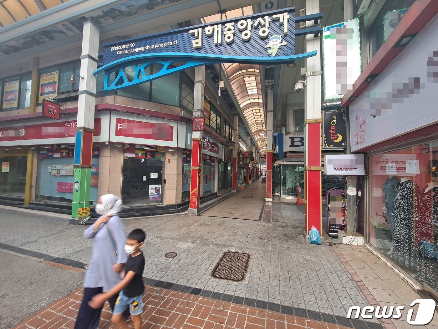 본문 이미지 - 27일 오후 7시 외국인거리로 불리는 김해 서상동 김해중앙상가 일대. 삼삼오오 거리를 걷던 이주민들이 눈에 띄게 줄었다. ⓒ 뉴스1 김명규 기자
