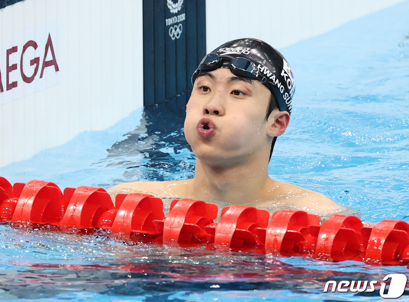 (도쿄=뉴스1) 송원영 기자 = 수영 황선우가 28일 오전 일본 도쿄 아쿠아틱스센터에서 열린 '2020 도쿄올림픽' 남자 100m 자유형 준결승전을 마치고 기록을 확인하고 있다. …