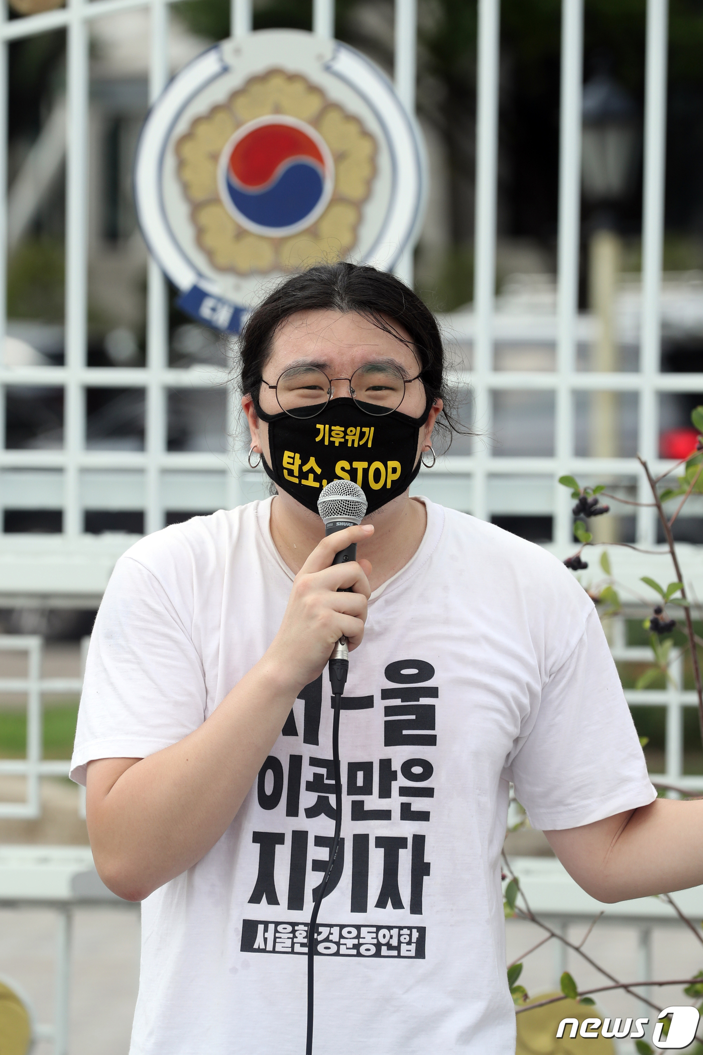 (서울=뉴스1) 황기선 기자 = 서울환경운동연합 회원들이 28일 오전 서울 종로구 정부서울청사 앞에서 그린벨트(개발제한구역) 지정 50주년을 맞아 기자회견을 진행하고 있다.이날 회 …