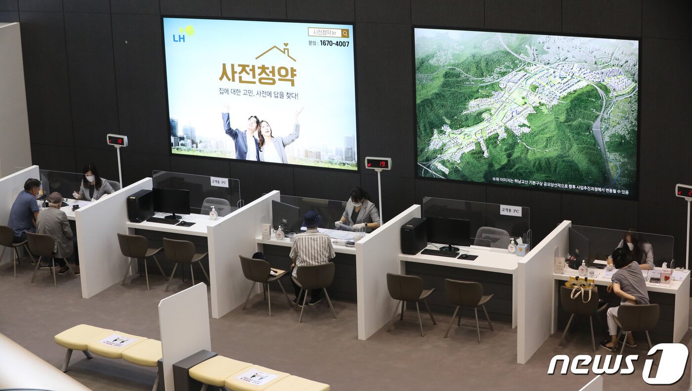본문 이미지 - 사전청약 현장접수처(자료사진) 2021.7.28/뉴스1 ⓒ News1 김영운 기자