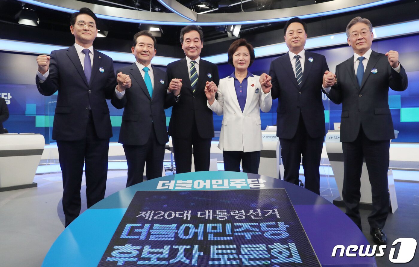 본문 이미지 - 더불어민주당 대통령 선거 예비후보들이 28일 서울 중구 매경미디어센터 MBN스튜디오에서 열린 1차 TV토론회에 앞서 기념촬영을 하고 있다. 왼쪽부터 박용진, 정세균, 이낙연, 추미애, 김두관, 이재명 후보. 2021.7.28/뉴스1 ⓒ News1 국회사진취재단