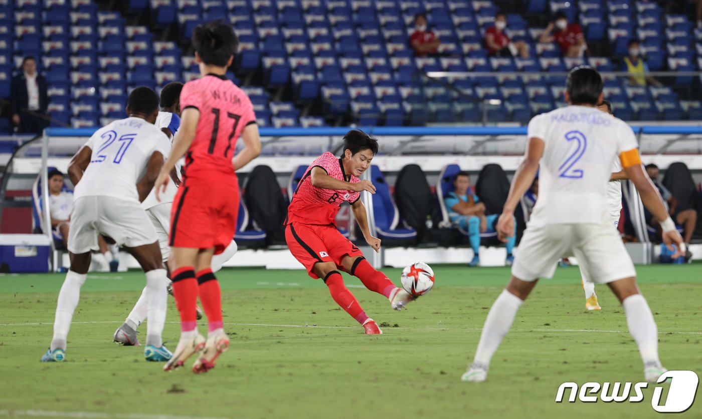 본문 이미지 - 대한민국 이강인이 28일 오후 일본 요코하마 국제경기장에서 열린 &#39;2020 도쿄 올림픽&#39; 조별리그 B조 3차전 대한민국과 온두라스의 축구 경기에서 슈팅을 하고 있다. 2021.7.28/뉴스1 ⓒ News1 이재명 기자