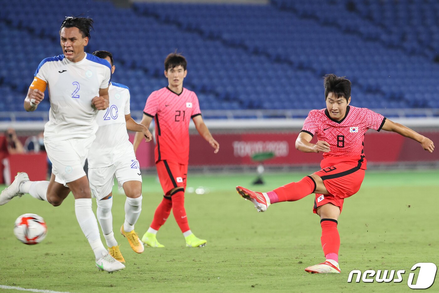 본문 이미지 - 대한민국 이강인이 28일 오후 일본 요코하마 국제경기장에서 열린 '2020 도쿄올림픽' 조별리그 B조 3차전 대한민국과 온두라스의 축구 경기에서 골을 넣고 있다. 2021.7.28/뉴스1 ⓒ News1 이재명 기자