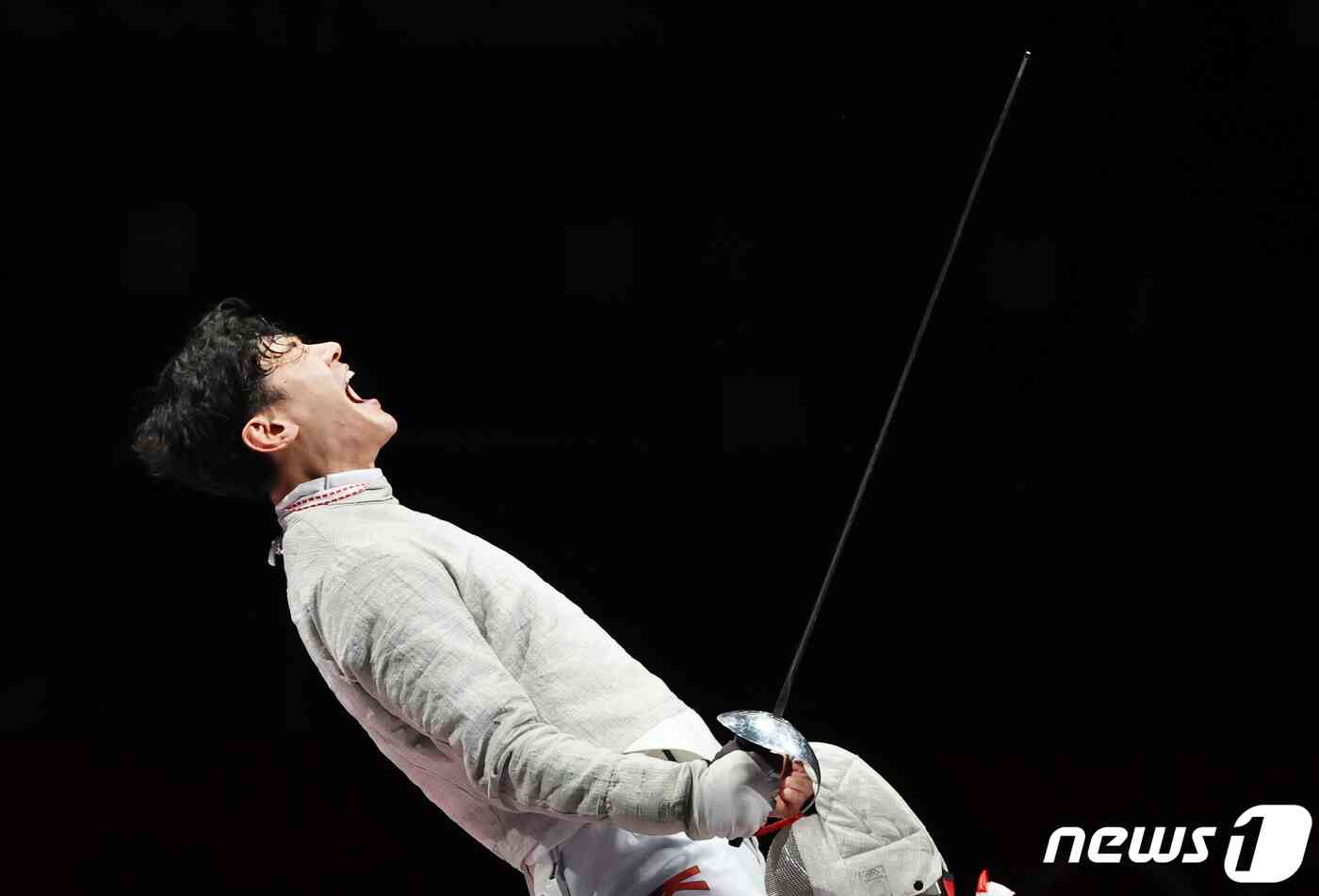 펜싱 구본길이 28일 일본 지바 마쿠하리 메세 B홀에서 열린 '2020 도쿄올림픽' 펜싱 남자 사브르 결승전에서 이탈리아와 경기에서 함성을 지르고 있다. 2021.7.28/뉴스1 © News1 송원영 기자