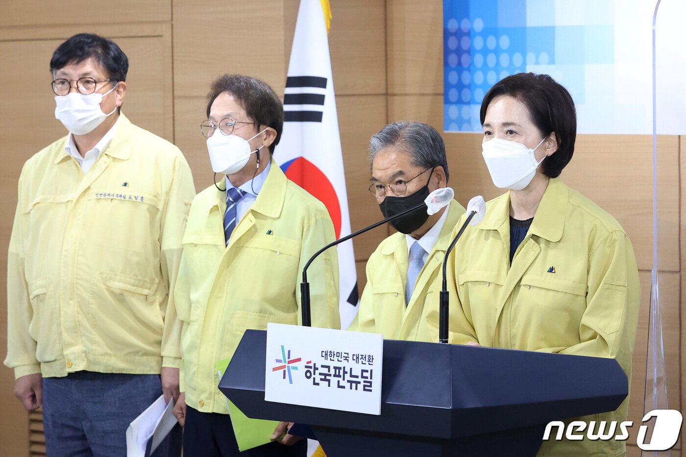 본문 이미지 - 유은혜 사회부총리 겸 교육부 장관과 수도권 교육감들이 29일 오전 서울 종로구 정부서울청사에서 신종 코로나바이러스 감염증(코로나19) 극복 지원 교육회복 종합방안을 발표하고 있다. 왼쪽부터 도성훈 인천시교육감, 조희현 서울시교육감, 이재정 경기도교육감. 유은혜 부총리. 2021.7.29/뉴스1 ⓒ News1 조태형 기자
