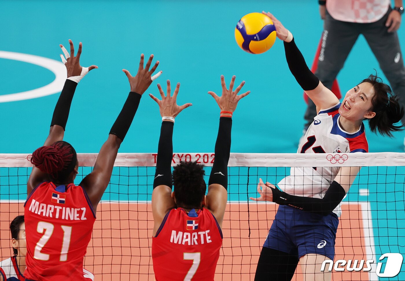 본문 이미지 - 배구 박정아가 29일 오전 일본 도쿄 아리아케 아레나에서 열린 '2020 도쿄올림픽' 여자 배구 A조 조별리그 3차전 대한민국과 도미니카공화국의 경기에서 공격을 하고 있다. 2021.7.29/뉴스1 ⓒ News1 이재명 기자
