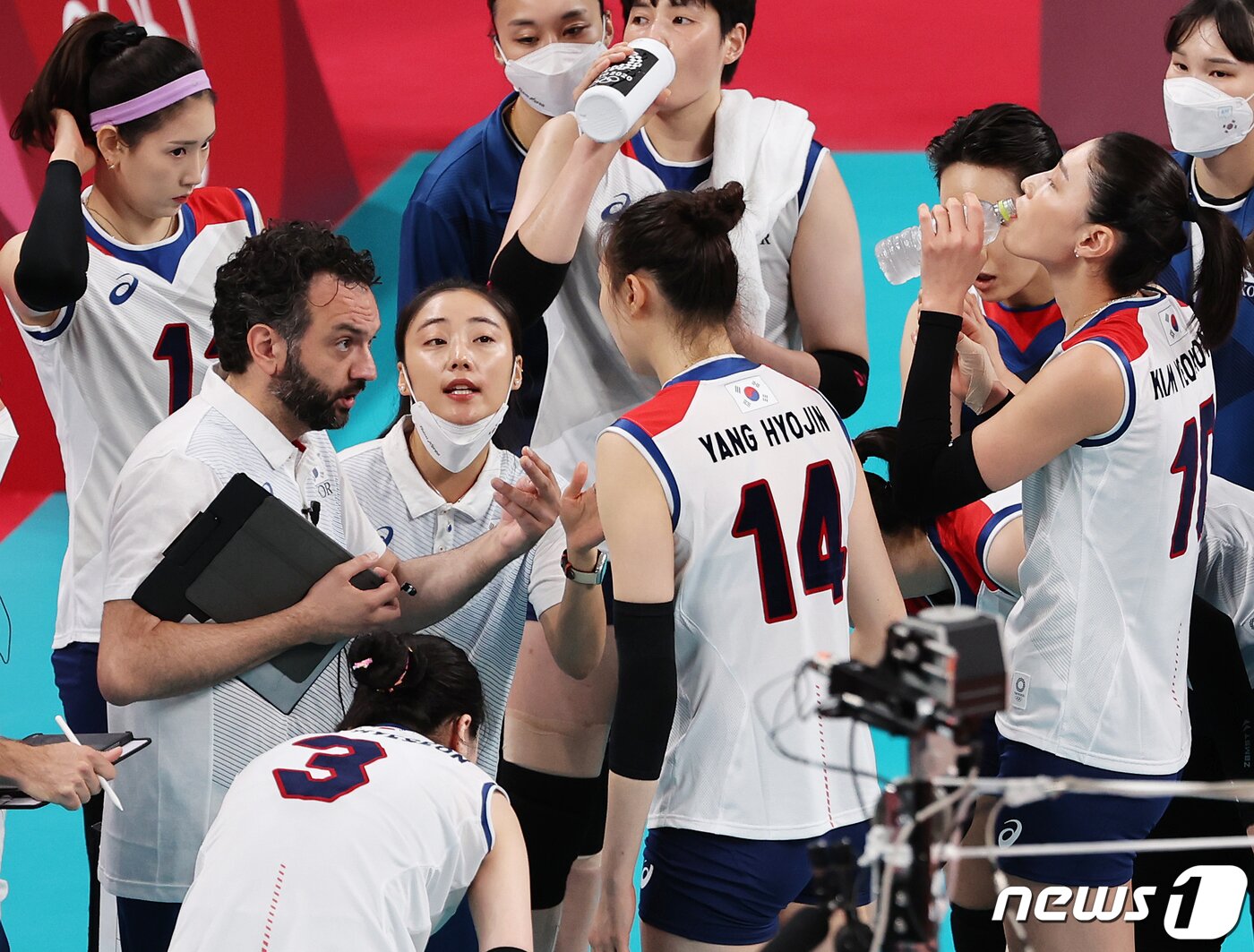 본문 이미지 - 스테파노 라바리니 대한민국 여자배구 대표팀 감독이 29일 오전 일본 도쿄 아리아케 아레나에서 열린 '2020 도쿄올림픽' 여자 배구 A조 조별리그 3차전 대한민국과 도미니카공화국의 경기에서 선수들에게 작전을 지시하고 있다. 2021.7.29/뉴스1 ⓒ News1 이재명 기자