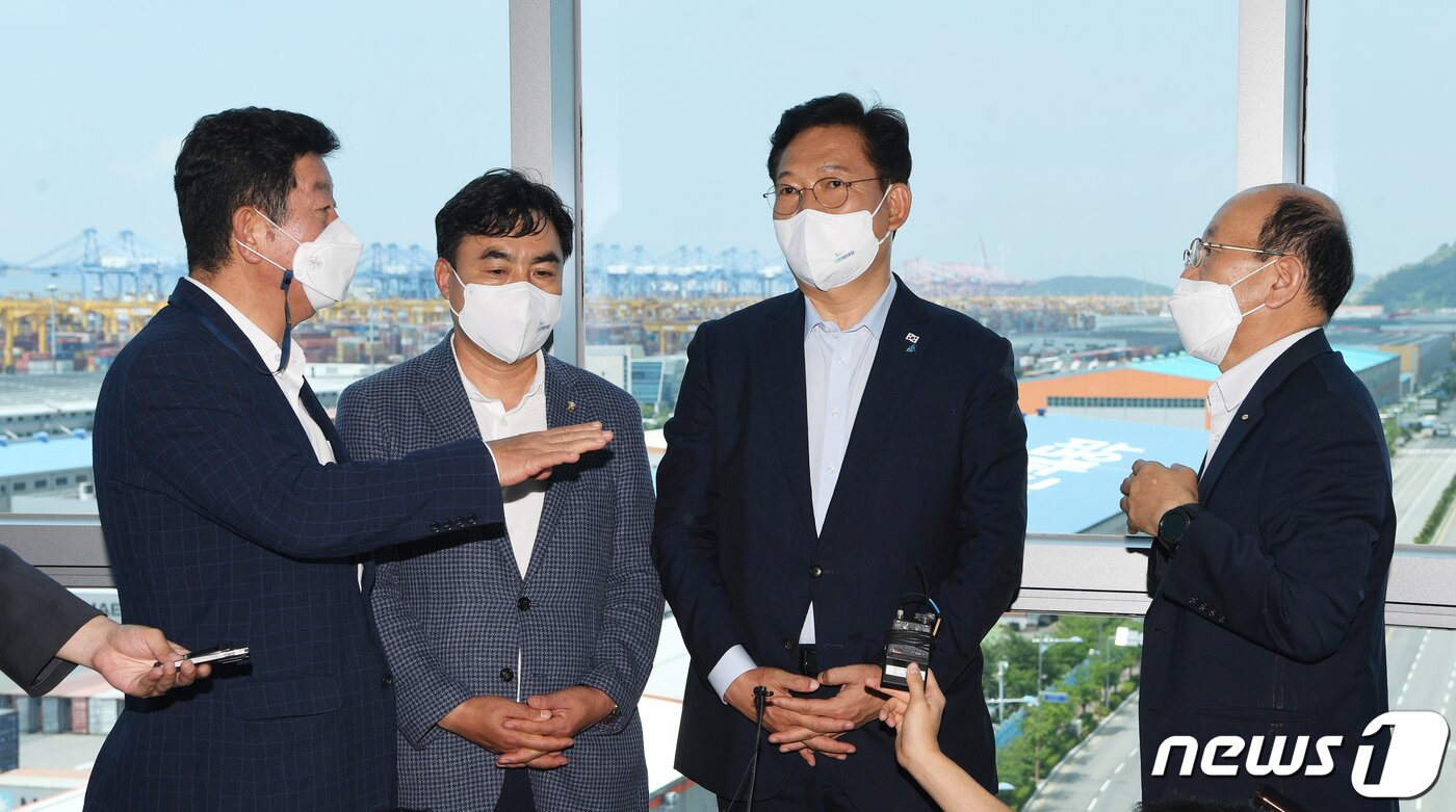 본문 이미지 - 지난 29일 송영길 더불어민주당 대표가 부산 강서구 부산항만공사 신항사업소 부산항홍보관을 찾아 현장을 둘러보고 있는 모습. ⓒ News1 DB