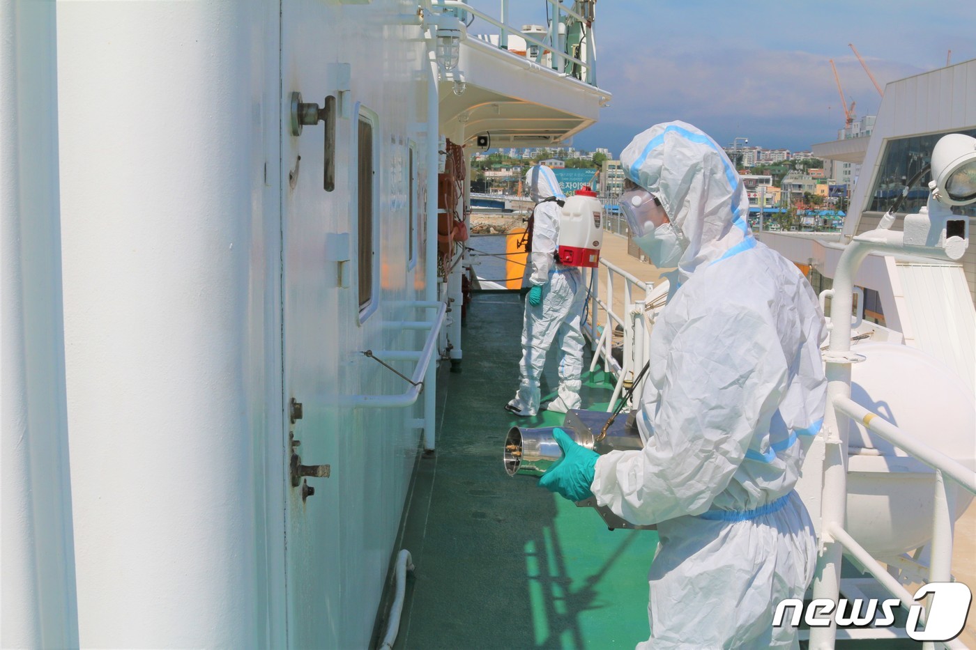 (서울=뉴스1) = 강원도내 신종 코로나바이러스 감염증(코로나19) 확산세가 계속되는 29일 오전 방역 관계자가 속초해양경찰서 1,500톤급 경비함정을 소독하고 있다. (속초해양경 …