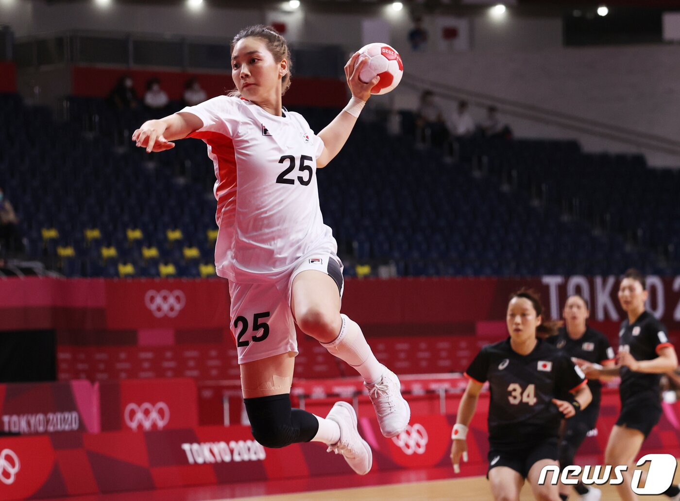 본문 이미지 - 29일 일본 도쿄 요요기 국립체육관에서 열린 여자 핸드볼 A조 조별예선 3차전 일본과의 경기에서 정유라가 골을 넣고 있다. 2021.7.29/뉴스1 ⓒ News1 송원영 기자
