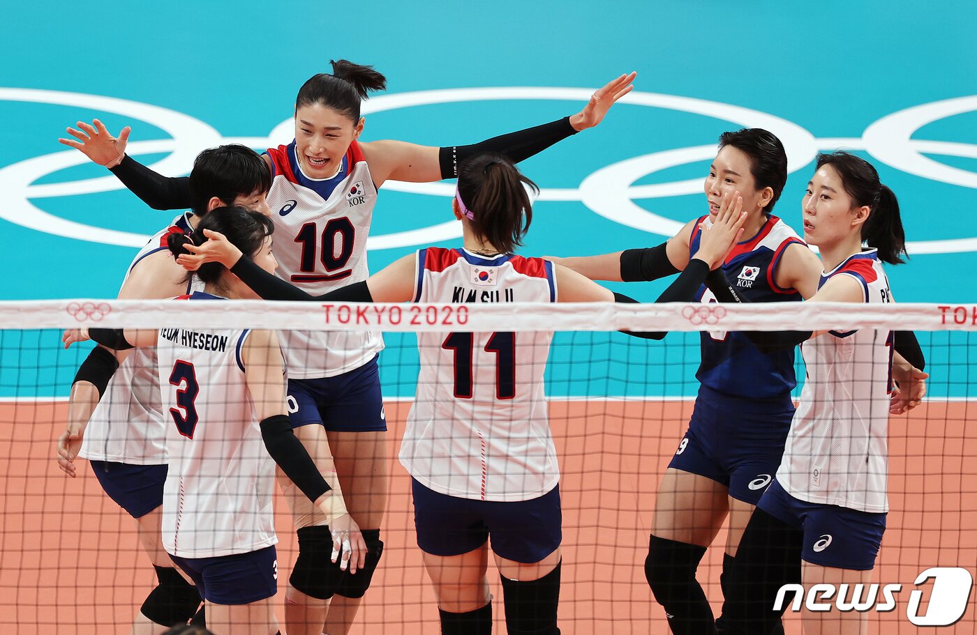 본문 이미지 - 배구 김연경을 비롯한 선수들이 29일 오전 일본 도쿄 아리아케 아레나에서 열린 '2020 도쿄올림픽' 여자 배구 A조 조별리그 3차전 대한민국과 도미니카공화국의 경기에서 득점에 성공한 후 기뻐하고 있다. 2021.7.29/뉴스1 ⓒ News1 이재명 기자