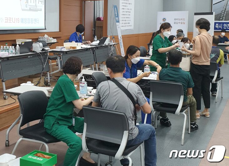 본문 이미지 - 지난 27일부터 현대중공업 부속의원에서 사업장 및 협력업체 근로자 1만9000여명을 대상으로 코로나19 백신 자체접종을 시행하고 있다.(울산 동구 제공)ⓒ 뉴스1